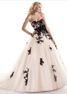 gaun pengantin dengan renda hitam bengkak