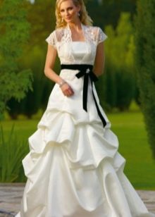 Weißes Brautkleid mit schwarzer Schärpe