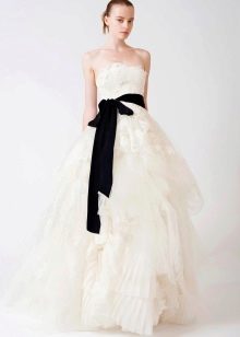Ľahké svadobné šaty s čiernym opaskom