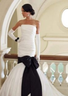 Vestido de novia con lazo negro