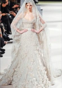 Gaun pengantin renda dengan kerudung oleh Elie Saab