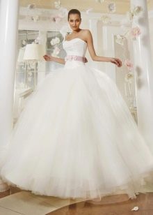 Gaun pengantin dari koleksi Just love from Eva Utkina megah