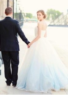 Poročna obleka z modrim spodnjim delom
