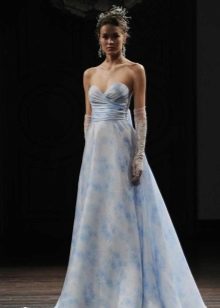 Vestuvinė suknelė su mėlynomis dėmėmis