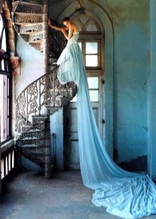 Vestido de novia azul con cola