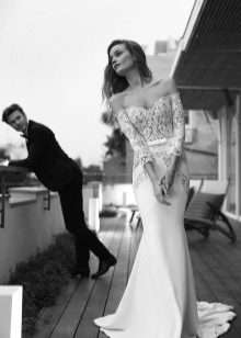 Gaun pengantin dengan renda dan kereta api