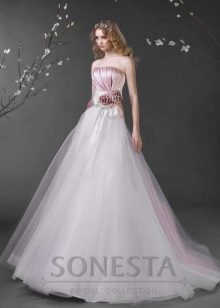 Vestido de novia de la colección Love Story con elementos de color