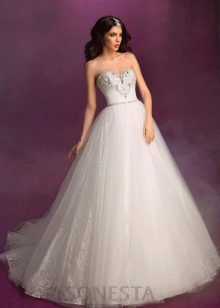 Gaun pengantin dengan stases