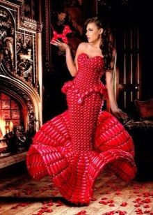 שמלת ערב אדומה עשויה בלונים