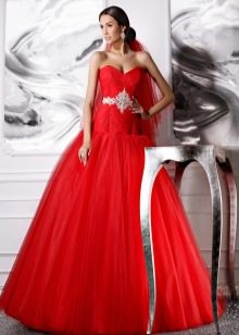 Gaun pengantin merah dengan kereta api garisan