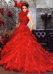 Poročna obleka zelo bujne rdeče barve
