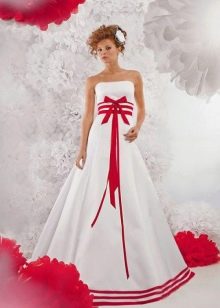 Suknia ślubna z czerwonymi wstążkami
