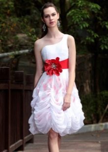 Krótka suknia ślubna z czerwoną kokardką