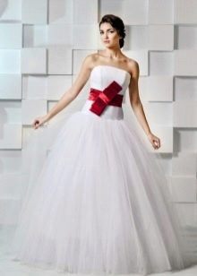 Буйна сватбена рокля с червен лък
