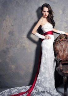 Suknia ślubna syrenka z czerwoną szarfą