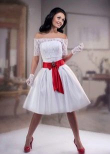 Gaun pengantin dengan sepatu merah