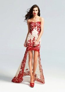 Gaun pengantin pendek di hadapan panjang di belakang dengan kasut merah