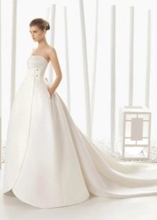 Bröllopsklänning i satäng med avtagbar kjol