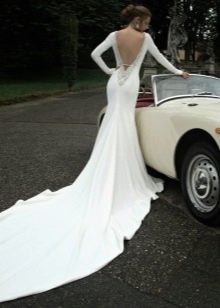 Gaun pengantin tertutup dengan punggung terbuka