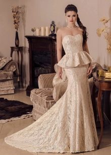 Váy cưới cá tính với peplum của Victoria Karandasheva