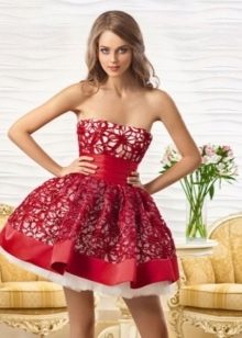 Večernja haljina od čipke crvena