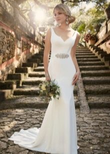 Gaun pengantin yang elegan dengan kereta api