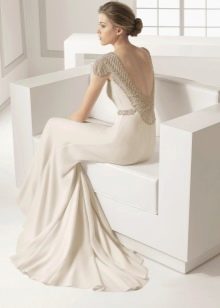 Gaun pengantin dengan kristal Swarovski di belakang