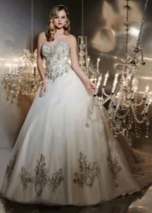 Gaun bengkak pernikahan yang disulam dengan kristal Swarovski