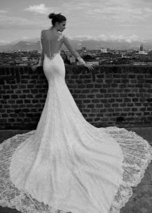 Gaun pengantin dengan kereta renda