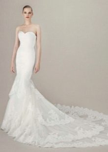 Wedding dress with tiered lace train