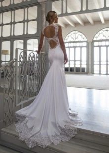 Vestido de noiva com cauda e costas abertas