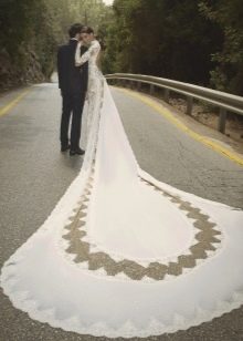 فستان زفاف مع ذيل طويل ودانتيل