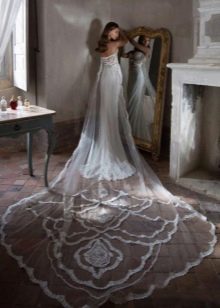 Robe de mariée avec une longue traîne en dentelle