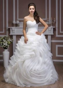 Gaun pengantin dari koleksi Luxury oleh Hadassa sangat megah