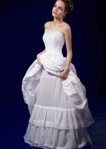 Сватбена рокля с кринолин на меки халки