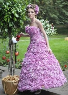 Estélyi ruha egy vonalú virágokkal