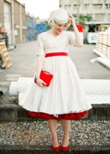 Сватбена рокля с червена фуста
