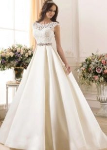 Буйна сватбена рокля с колан от камъни