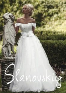 Gaun pengantin dengan korset dihiasi dengan mutiara