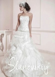 Gaun pengantin dengan kristal Swarovski