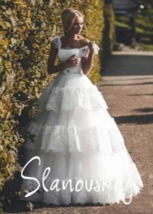 Gaun pengantin yang rimbun dari Slanovskiy
