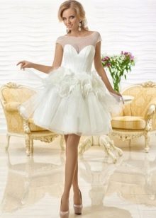 Vestido corto de novia con flores voluminosas