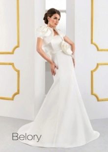 Gaun pengantin dari Ange Etoiles dengan bolero
