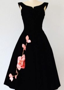 Gaun baldu hitam dengan mawar