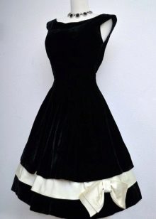 Black Velvet Dress na may Bow