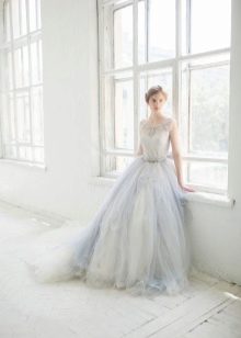 Balta ir mėlyna vestuvinė suknelė