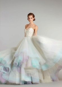 Gaun pengantin putih dan biru dengan lilac