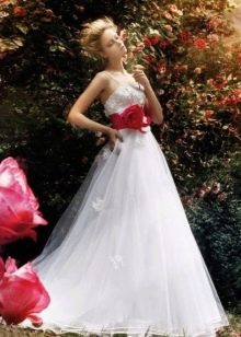 فستان الزفاف الأبيض مع وشاح أحمر