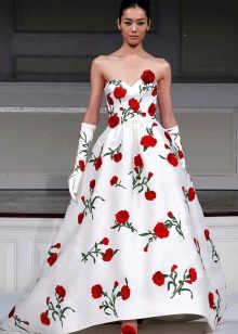 Gaun pengantin putih dengan bunga merah