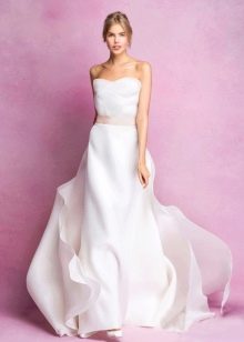Gaun pengantin dengan selempang merah jambu